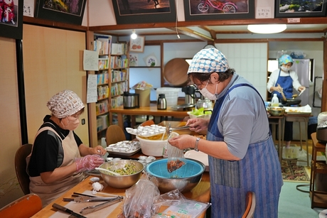 子ども０円きてみい家食堂のスタッフの皆さん