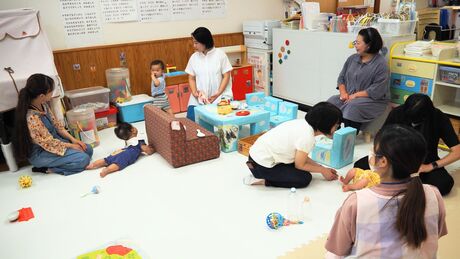 いるかひろばで思い思いに過ごす利用者。職員への子育て相談も気軽にできる