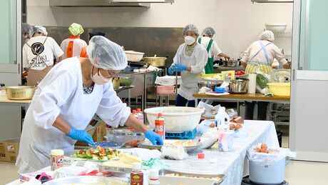 女性部のメンバーが朝8時から、総勢20名で調理に取り掛かる（写真：ことのは舎）