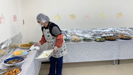 バイキング会場には、ご飯・おかず・デザートをあわせて15種類以上の料理が並ぶ （写真：ことのは舎）