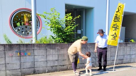 会社敷地内にある保育園前では、子どもたちの見守りと挨拶運動を行っている （写真：ネッツトヨタ南国）