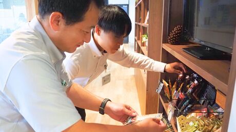 社員向けの商店では、冷凍食品から休憩中につまめるお菓子まで幅広い品揃えがある （写真：ことのは舎）