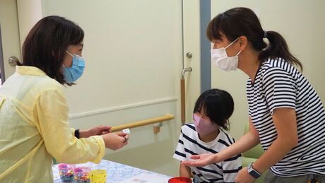 職員が参加者を笑顔で迎え、会場内にはあたたかな雰囲気が流れる （写真：ことのは舎）