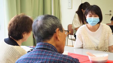 医療専門職（写真右）が参加者に声をかけ、困りごとがあれば耳を傾ける （写真：ことのは舎）