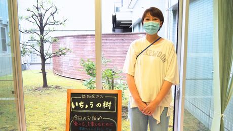 認知症カフェの立ち上げメンバーの一人である、看護師長の峰さん （写真：ことのは舎）