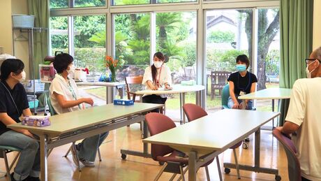 認知症カフェ開催後は振り返り会を行い、参加した職員が意見・感想を交わす （写真：ことのは舎）
